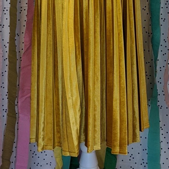 Elegant Gold Pleated Skirt - Picture 8 of 11